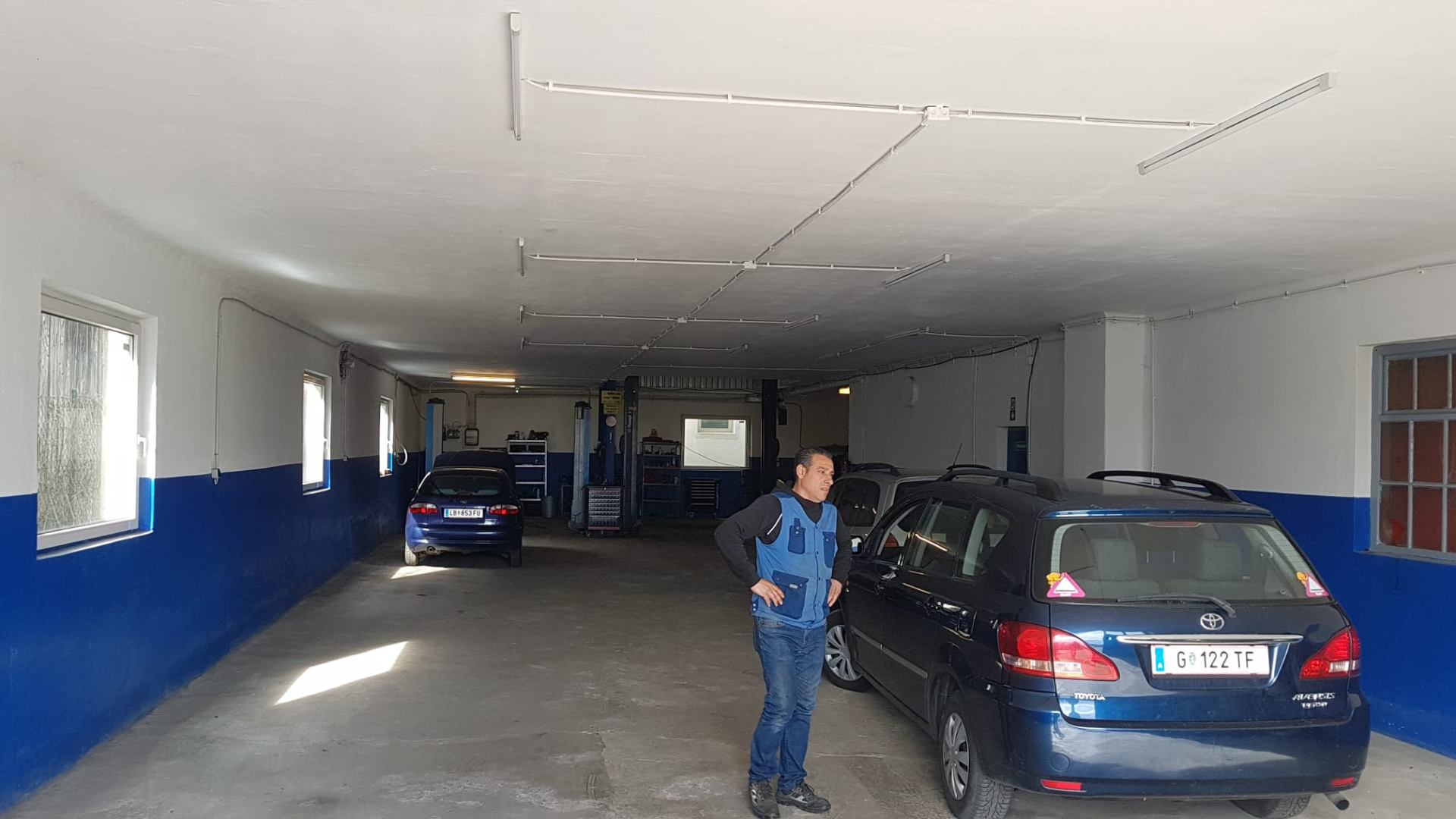 Meister von ALI Express Service in der Werkstatt